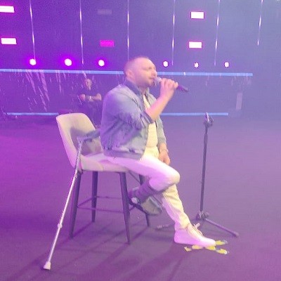 حسام حبيب يتحدى إصابته ويغني بالعكاز في موسم جدة 2025