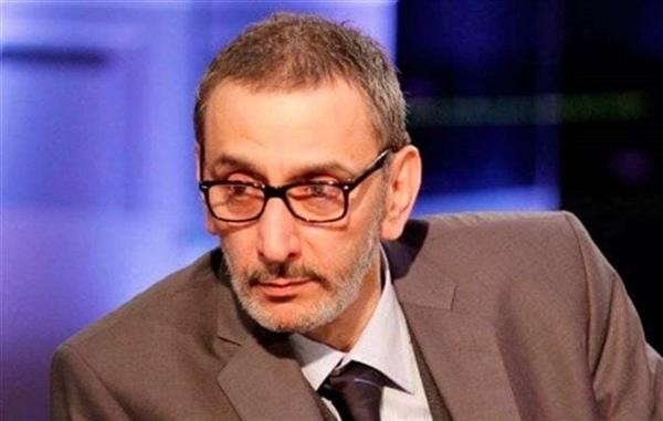 الآلاف من محبي زياد الرحباني أمام المستشفى بانتظار خروج جثمانه وإلقاء نظرة الوداع