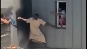 رجل يعرض حياته للخطر وينقذ جيرانه من حريق ضخم