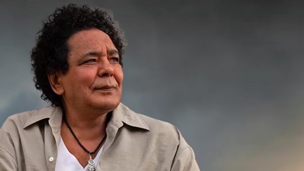 تعرض الكينج محمد منير لوعكة صحية وتأجيل حفله في مهرجان العلمين