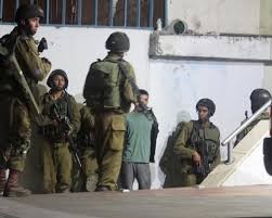 الاحتلال يحتجز 15 أسيرا محررا من أريحا ويعتدي عليهم