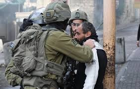 بينهم أربعة من عائلة واحدة: الاحتلال يعتقل 8 مواطنين من الخليل