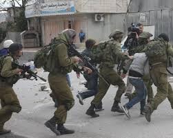 الاحتلال يعتقل 8 مواطنين غرب سلفيت بينهم أسير محرر