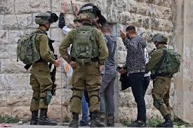 بالاسماء : الاحتلال يعتقل 18 مواطنا من دورا ويداهم منازل في مدينة الخليل