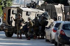 قوات الاحتلال تقتحم رام الله وتعتقل شابا مصابا