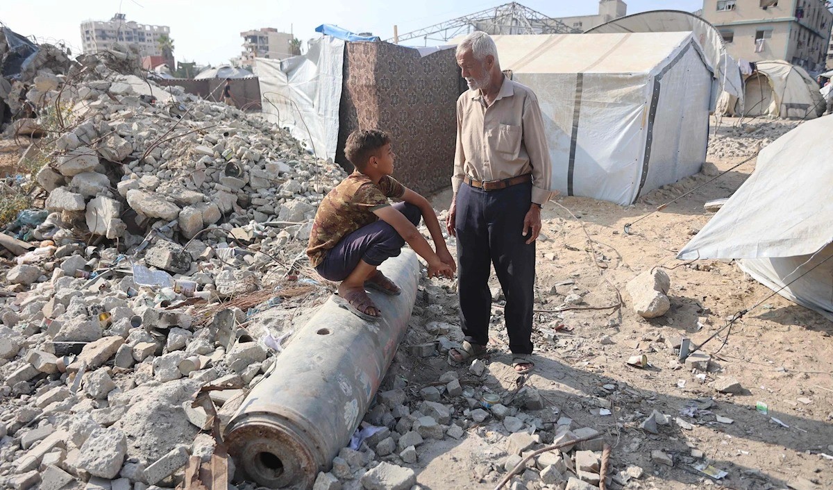 شاهد: موت مؤجل بقنابل موقوتة بين الركام والمنازل لحصد مزيد من الأرواح في غزة