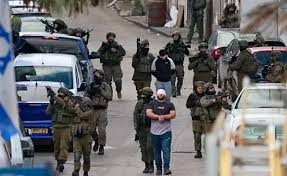 الاحتلال يعتقل 4 مواطنين جنوب نابلس