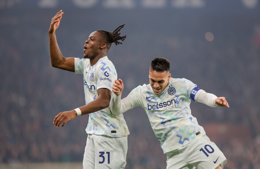 إنتر يستغل تعثر ميلان ونابولي ويقفز إلى صدارة الدوري الإيطالي