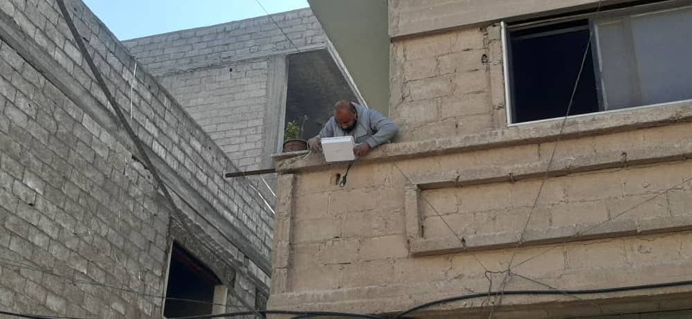 شؤون اللاجئين بالمنظمة تُنجز مشروع إنارة تجمع الحسينية بريف دمشق