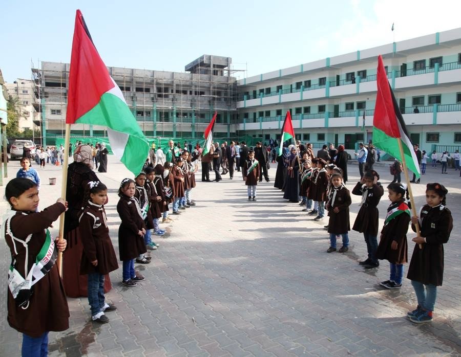 بمدارس "أونروا" والحكومة