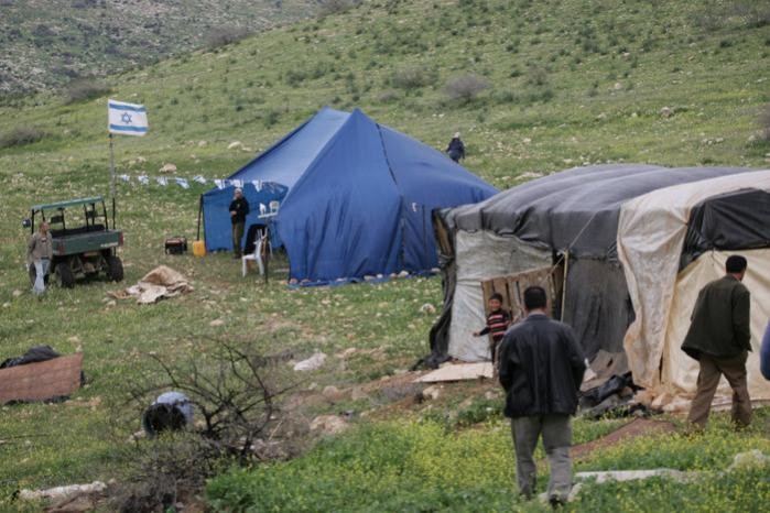 بحماية جنود الاحتلال