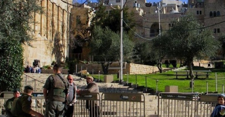 بزعم ضبط سكين بحوزته