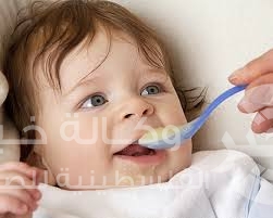 يشكّل الغذاء عنصراً أساسياً لنمو الطفل، ﻿إذ ﻿يمكن الطفل البدء بتناول الأطعمة الصلبة مع بداية الشهر السادس