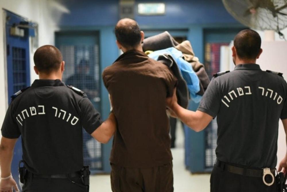 الاحتلال يفرج عن 3 أسرى بعد انتهاء محكومياتهم