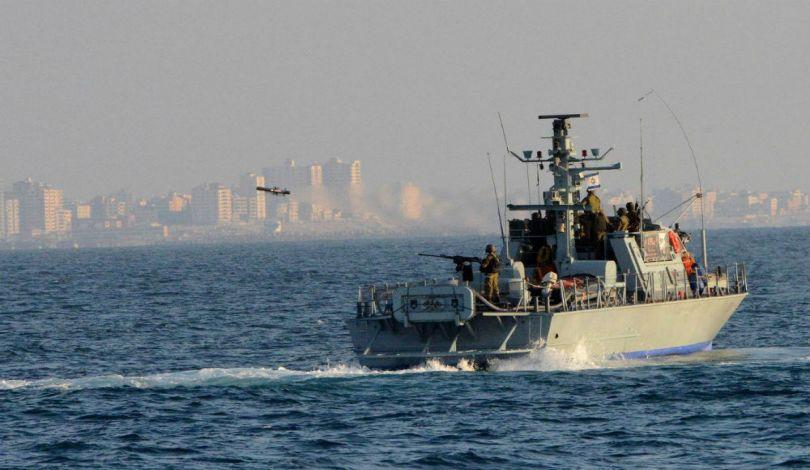 زوارق الاحتلال تعتقل 6 صيادين بينهم 3 أشقاء وسط قطاع غزة