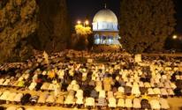 آلاف المصلين يؤدون فجر الجمعة الأخيرة من شهر رمضان المبارك في باحات المسجد الأقصى