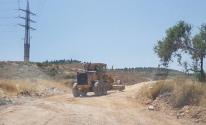 قوات الاحتلال تشق طريقًا استيطانيًا في بيت لحم