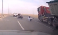 فيديو: نجاة سائق دراجة نارية بأعجوبة إثر حادث على طريق سريع في السعودية