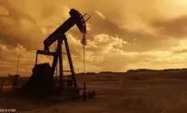 النفط.. يتراجع بسبب مخاوف من ارتفاع الإصابات بكوفيد-19