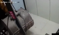بالفيديو: لصوص سرقوا آلة صراف وكانت نهايتهم في حفرة عميقة