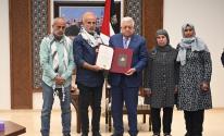 الرئيس عباس يمنح والدة عميد الأسرى كريم يونس وسام فلسطين 