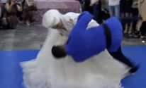 عروس تركية تطرح زوجها أرضا في حفل زفافهما! (فيديو)