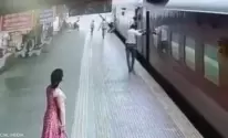 بالفيديو.. شجاعة شرطية تنقذ امرأة مسنة وابنها بمحطة قطار