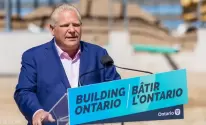 بالفيديو : سياسي كندي في موقف محرج.. والسبب نحلة