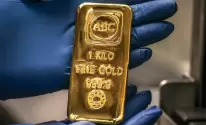 الذهب يتراجع لأدنى مستوى في شهر بسبب تشديد السياسة النقدية