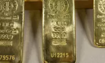 الذهب يخسر 350 دولارا منذ ذروته في مارس