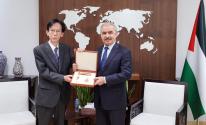 اشتية يقلد ممثل اليابان لدى فلسطين نجمة الصداقة من وسام الرئيس.jfif