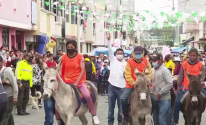 بالفيديو: سباق الحمير الكبير في شوارع مدينة إكوادورية