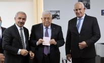 الرئيس عباس يتسلّم النسخة الأولى من جواز السفر الفلسطيني البيومتري