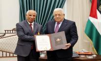 الرئيس عباس يُقلد الدكتور محمد عياش ميدالية الإنجاز