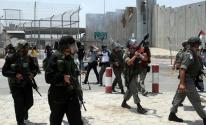قوات الاحتلال تعتقل شابًا وتغلق طريقًا جنوب نابلس