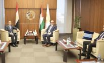 محافظ سلطة النقد يلتقي السفير المصري