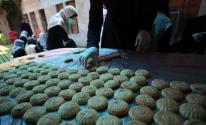 نساء يعددن الكعك في غزة