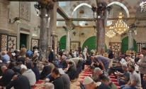 حشود كبيرة تؤدي صلاة الفجر في المسجد الأقصى