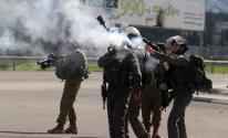 قوات الاحتلال تعتقل شابًا وتصيب آخرين في الخليل