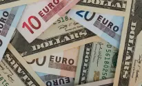 اليورو يتشبث بمكاسبه والين عالق قرب أدنى مستوى في 10 أشهر