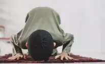 muslim-man-praying-in-prostrate-or-sujud-position-2023-11-27-05-21-45-utc_0.jpg.webp