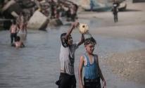 تقرير: الغزيون يُطفئون حرارة أجسادهم المنهكة بسكب الماء البارد والسباحة في البحر