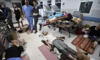 المصابون ملقون على الأرض في مشافي غزة