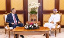 السفير الرويضي يبحث مع مسؤول عماني تعزيز العلاقات الثنائية