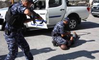 طولكرم: الشرطة تقبض على مواطن ونجله تسببا بإصابة شاب خلال الاحتفال بنتائج 