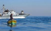 زوارق الاحتلال تستهدف مراكب الصيادين في بحر جنوب قطاع غزّة