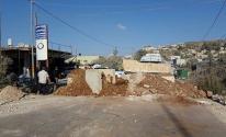 قوات الاحتلال تُغلق عدة طرق فرعية جنوب الخليل