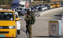 قوات الاحتلال تنصب حاجز عسكري على مفترق بيت عنون بالخليل