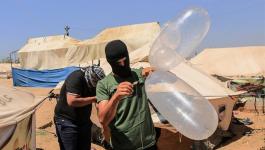 شبان من غزة يطلقون البالونات الحارقة