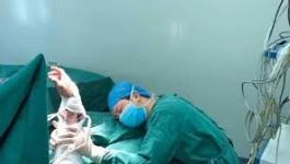 شاهدوا : صورة مؤثرة جدا لطبيب نام في غرفة العمليات